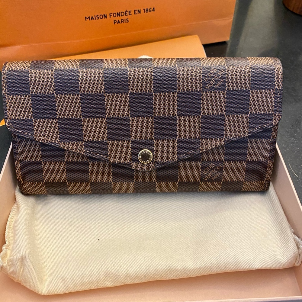 Authentic Louis Vuitton Sarah Wallet